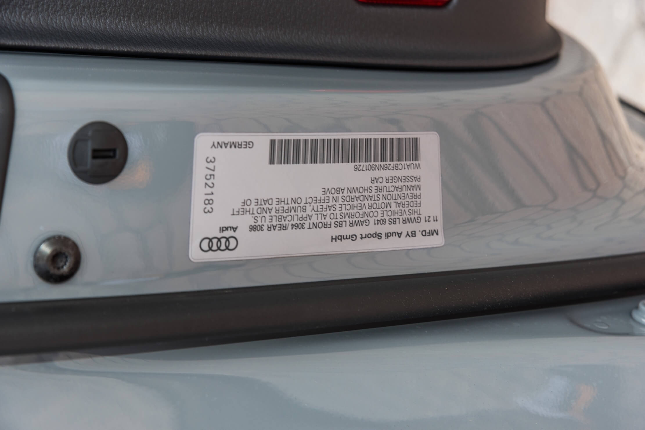 2021_AUDI_RS6_GRAY-BLACK_77