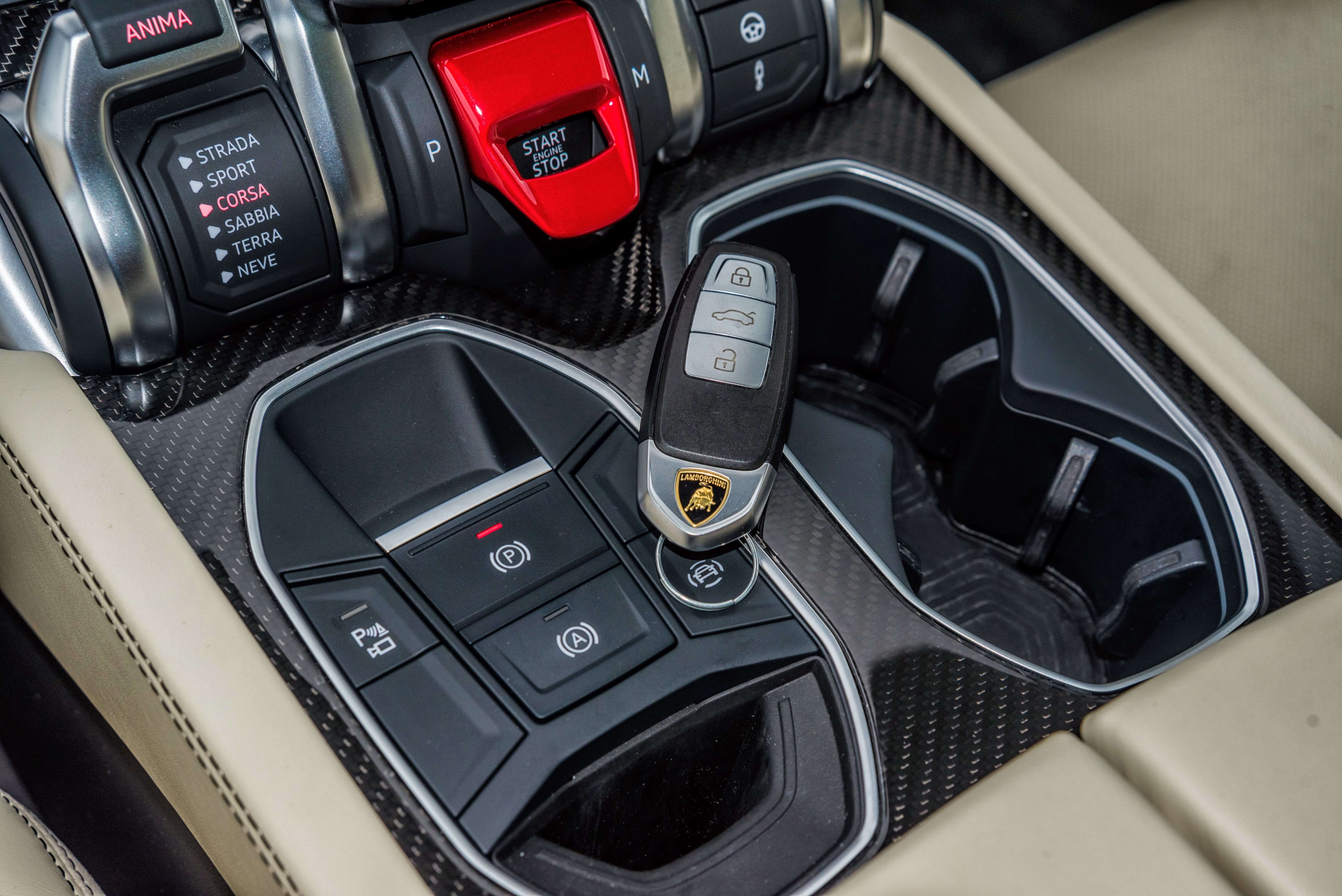 2019_LAMBORGHINI_URUS_BLACK-CREME_32
