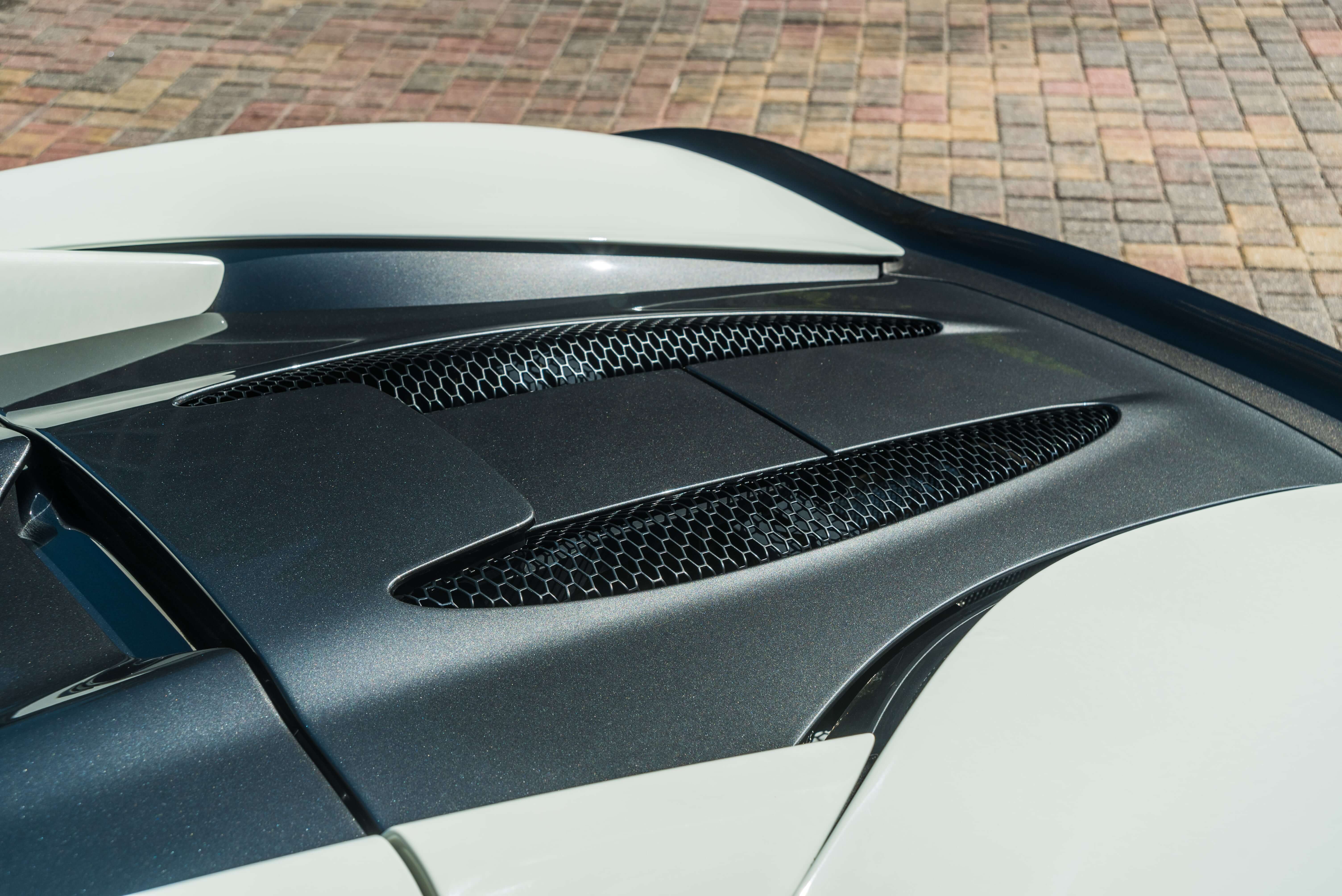 2019_MCLAREN_570S-CONVERTIBLE_WHITE-RED_27