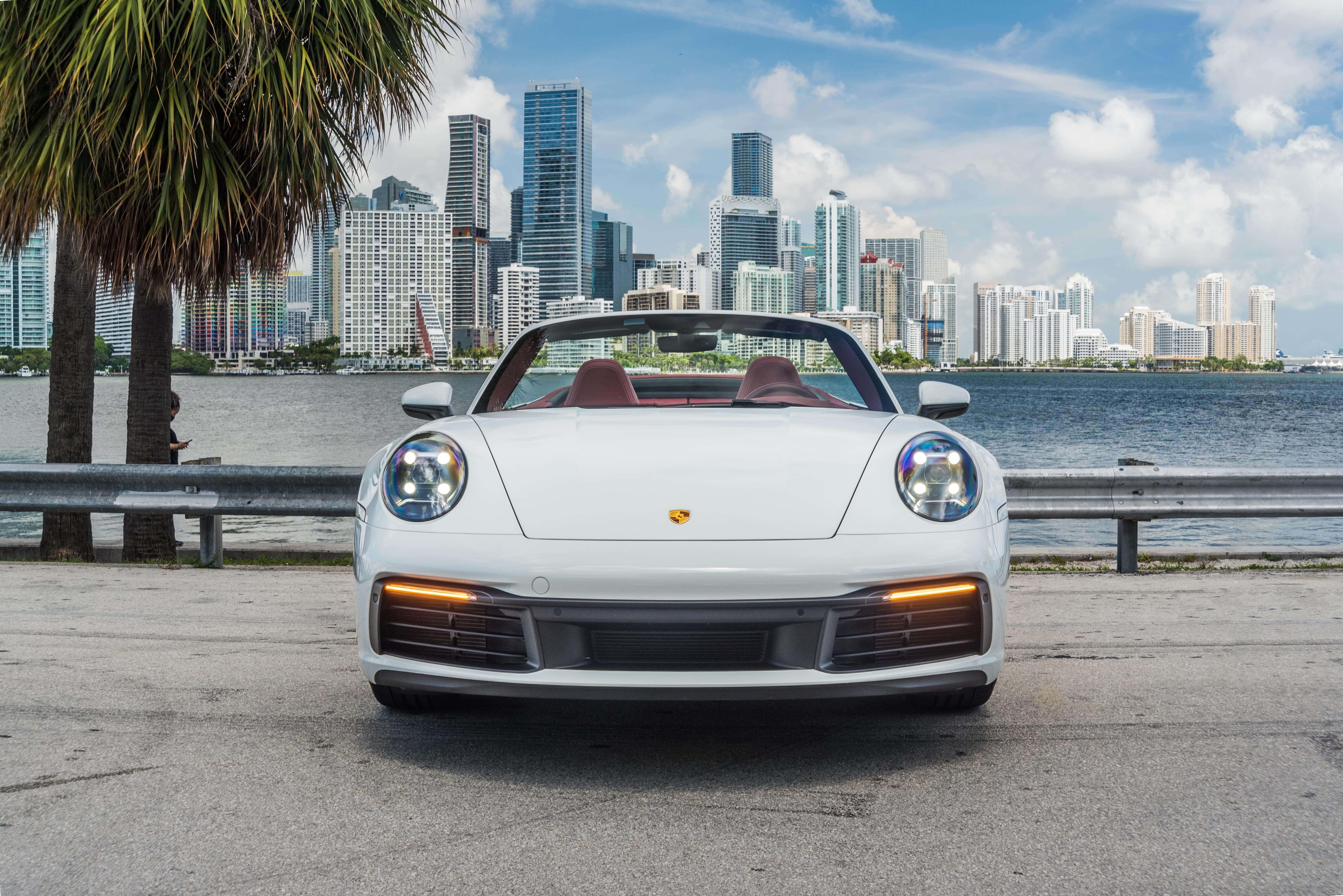 2019_PORSCHE_911-CARRERA-S(992)-CONVERTIBLE_WHITE-RED_01