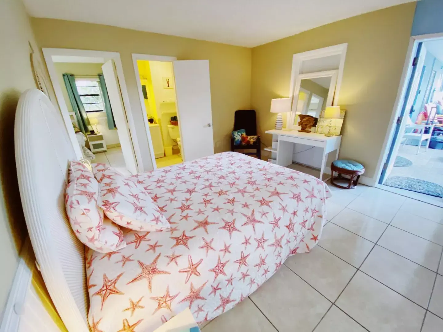 Lauderdale-by-the-Sea_Tropicare_Deluxe-1-Bedroom_00