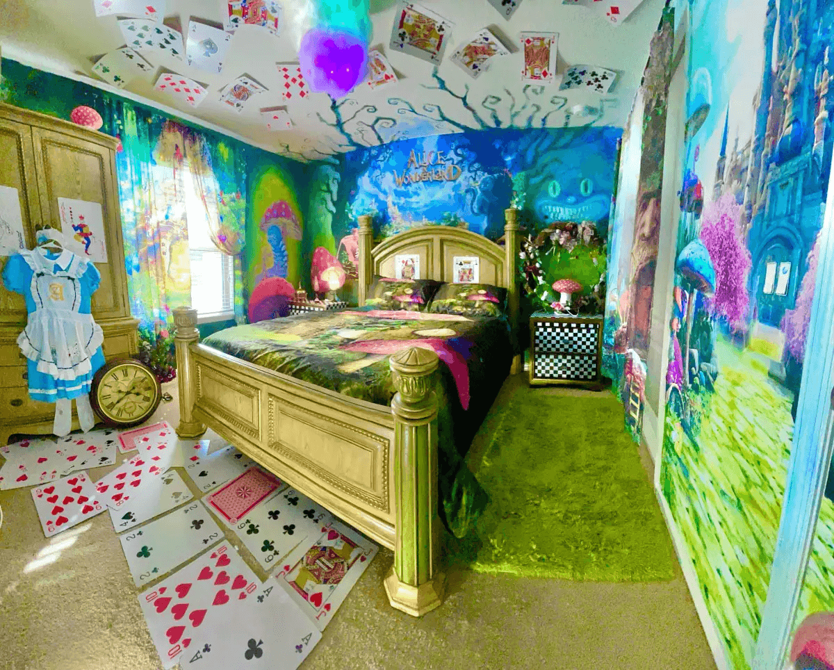 Orlando_Disneys-Dream_Bedroom-Alice-Wonderland